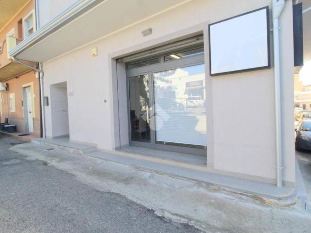 Locale Commerciale in affitto a Calabria, Crotone