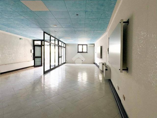 Locale Commerciale in affitto a Isorella, Lombardia