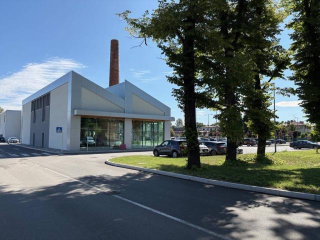 Locale Commerciale in affitto a Ispra, Lombardia