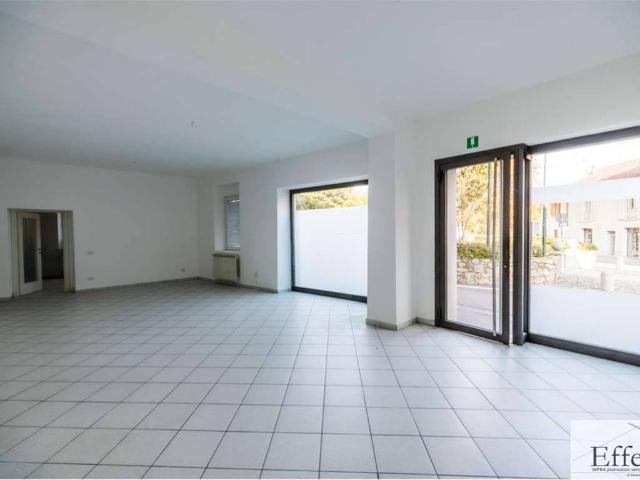 Locale Commerciale in affitto a Ispra, Varese