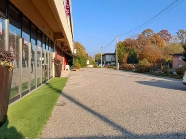 Locale Commerciale in affitto a Ispra, Lombardia