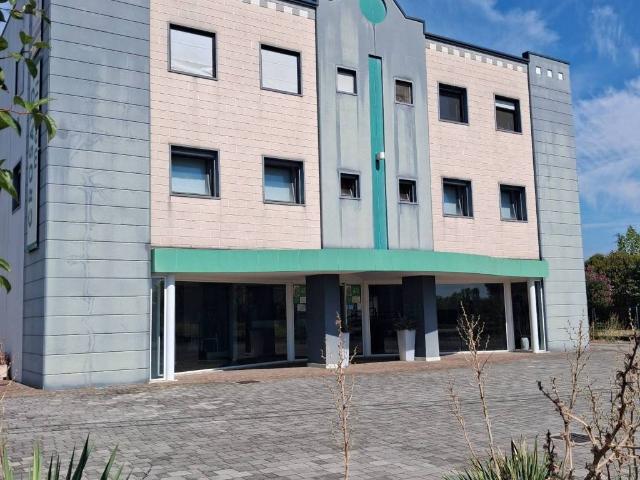 Locale Commerciale in affitto a Ospedaletto di Istrana, Istrana