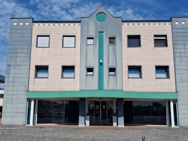Locale Commerciale in affitto a Ospedaletto di Istrana, Istrana