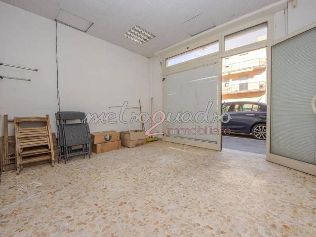 Locale Commerciale in affitto a Mezzabrino, Itri