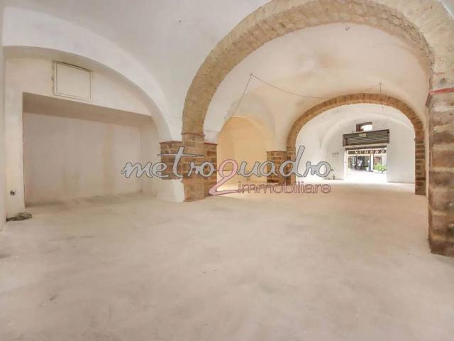 Locale Commerciale in affitto a Le Cupe, Itri