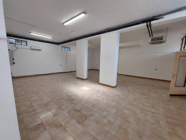 Locale Commerciale in affitto a Jerago Con Orago, Lombardia