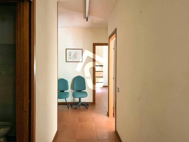 Locale Commerciale in affitto a Marche, Ancona