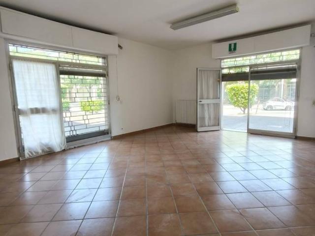Locale Commerciale in affitto a Marche, Ancona