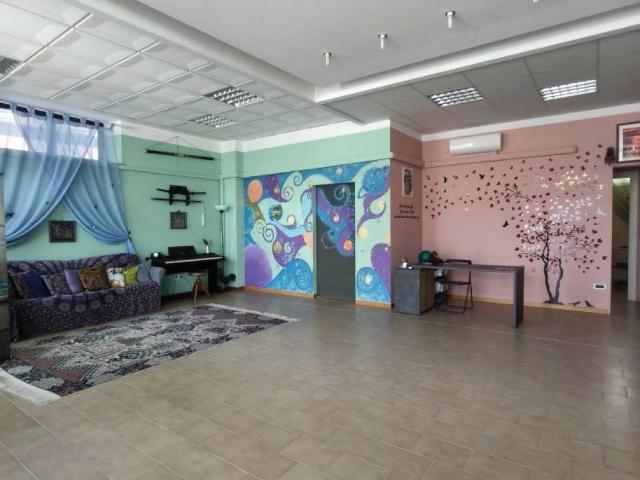 Locale Commerciale in affitto a Marche, Ancona