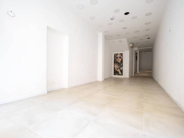 Locale Commerciale in affitto a Marche, Ancona