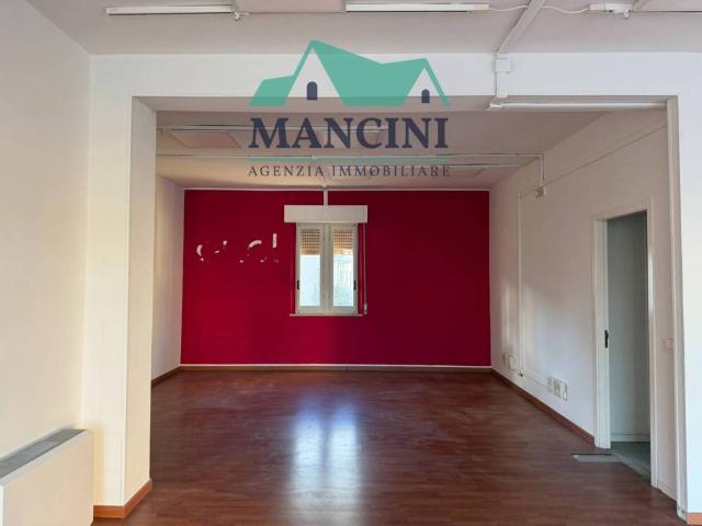 Locale Commerciale in affitto a Marche, Ancona