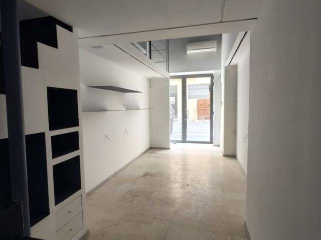 Locale Commerciale in affitto a Marche, Ancona