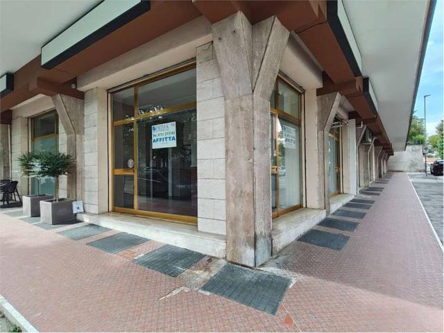 Locale Commerciale in affitto a Marche, Ancona
