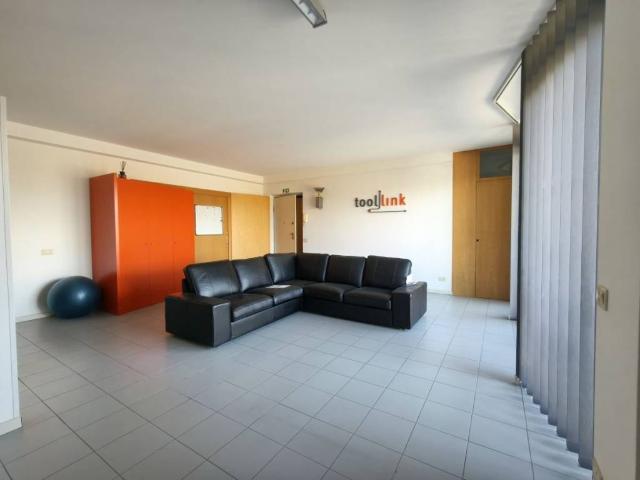 Locale Commerciale in affitto a Marche, Ancona