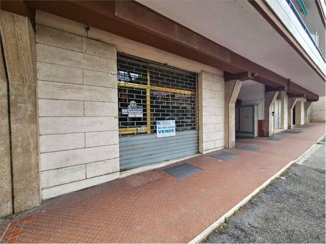 Locale Commerciale in affitto a Marche, Ancona