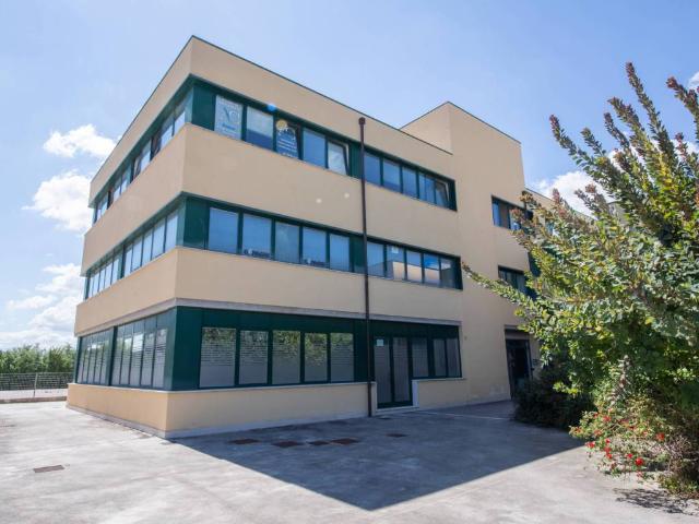 Locale Commerciale in affitto a Marche, Ancona