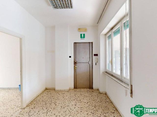 Locale Commerciale in affitto a Mazzetta, La Spezia
