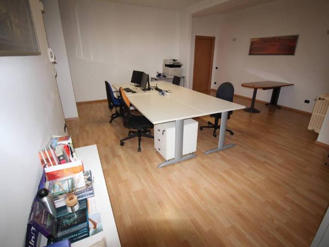 Locale Commerciale in affitto a Unione dei comuni della Valletta, Rovagnate