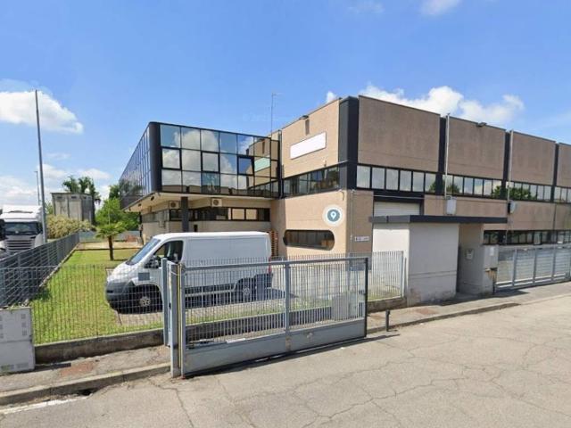 Locale Commerciale in affitto a Lacchiarella, Lombardia