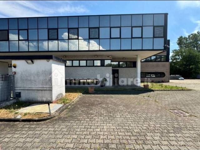 Locale Commerciale in affitto a Lacchiarella, Lombardia