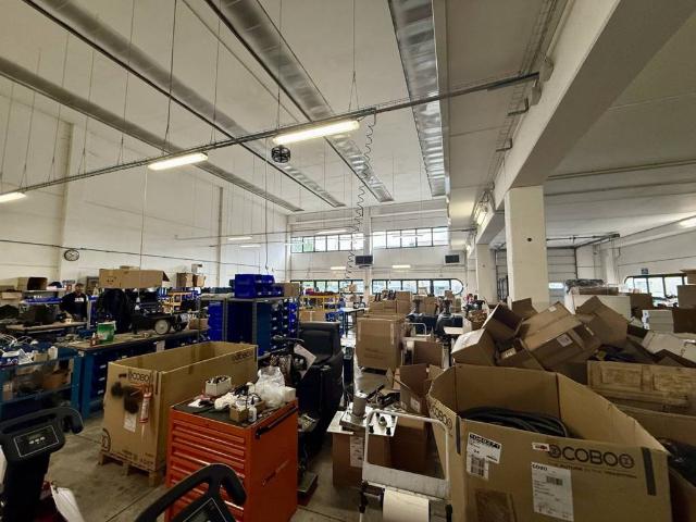 Locale Commerciale in affitto a Lacchiarella, Lombardia