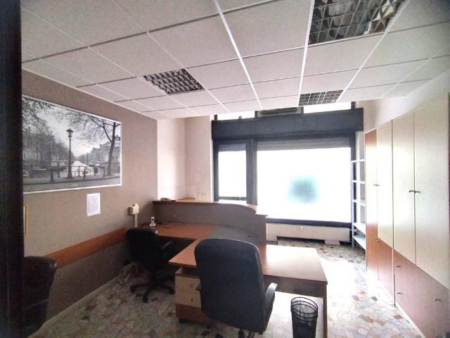 Locale Commerciale in affitto a Lainate, Lombardia