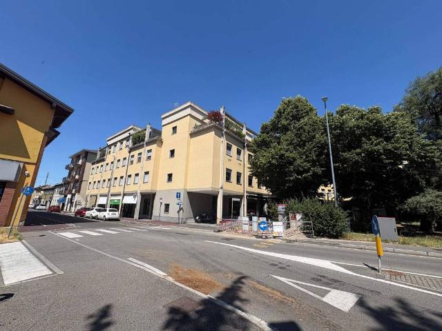 Locale Commerciale in affitto a Lainate, Lombardia