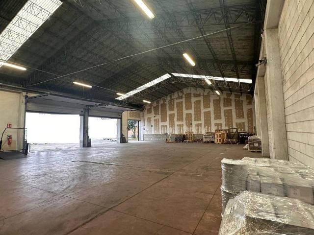 Locale Commerciale in affitto a Lainate, Lombardia