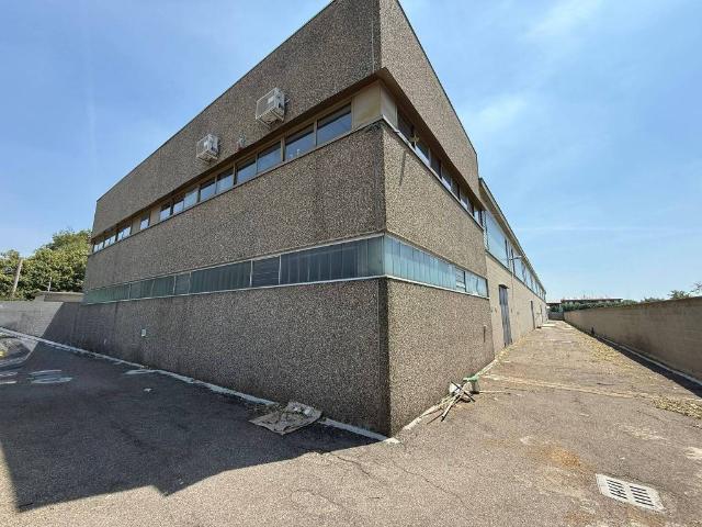 Locale Commerciale in affitto a Lainate, Lombardia