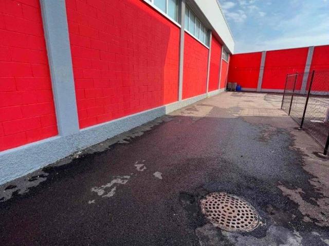Locale Commerciale in affitto a Lainate, Lombardia