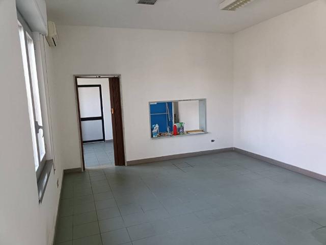 Locale Commerciale in affitto a Lallio, Lombardia