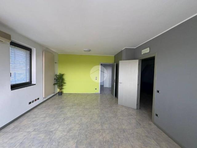 Locale Commerciale in affitto a Lallio, Lombardia