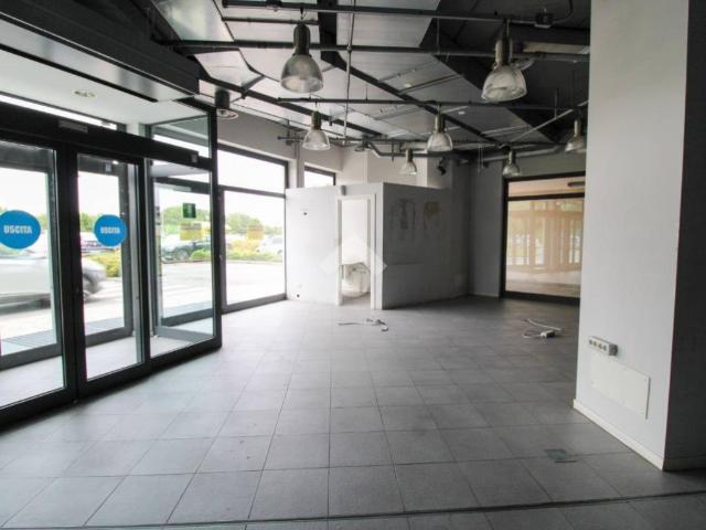 Locale Commerciale in affitto a Lallio, Lombardia