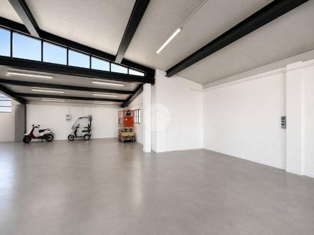 Locale Commerciale in affitto a Lallio, Lombardia