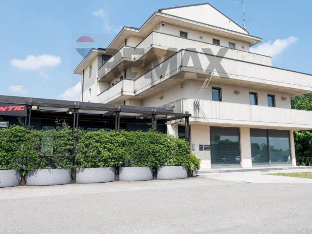 Locale Commerciale in affitto a Lallio, Lombardia