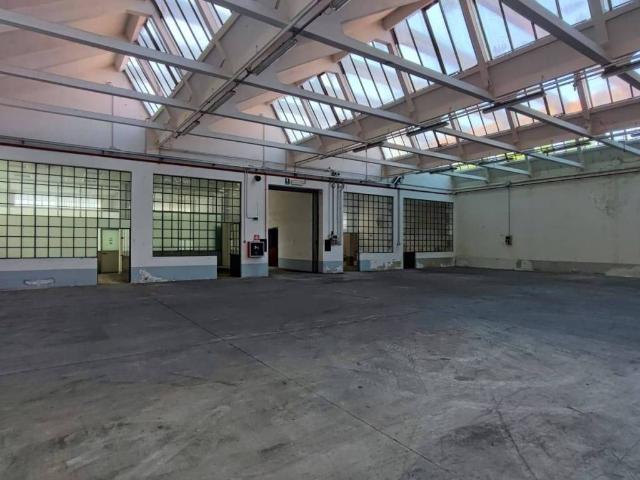 Locale Commerciale in affitto a Lambrugo, Lombardia