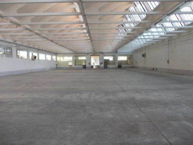 Locale Commerciale in affitto a Lambrugo, Lombardia