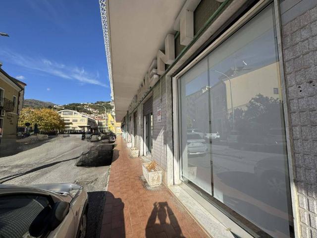 Locale Commerciale in affitto a Calabria, Catanzaro