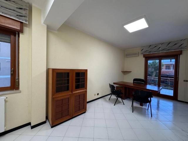 Locale Commerciale in affitto a Calabria, Catanzaro