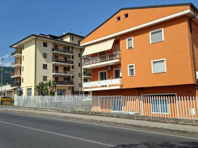 Locale Commerciale in affitto a Calabria, Catanzaro