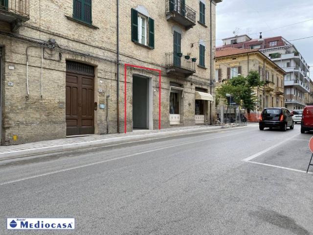Locale Commerciale in affitto a Quartiere Trento e Trieste, Lanciano