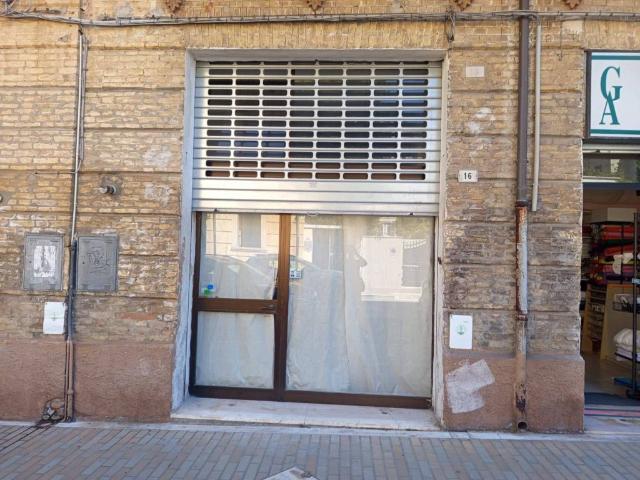 Locale Commerciale in affitto a Quartiere Trento e Trieste, Lanciano