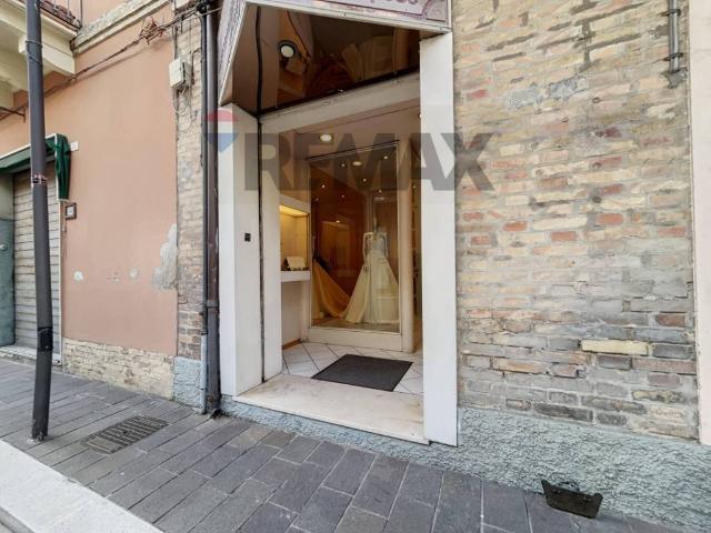Locale Commerciale in affitto a Quartiere Trento e Trieste, Lanciano