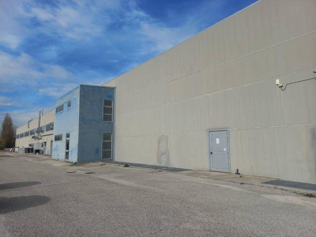 Locale Commerciale in affitto a Tornimparte, Abruzzo