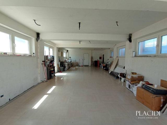 Locale Commerciale in affitto a Pettino, Tornimparte