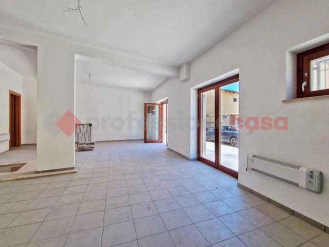 Locale Commerciale in affitto a Tornimparte, Abruzzo