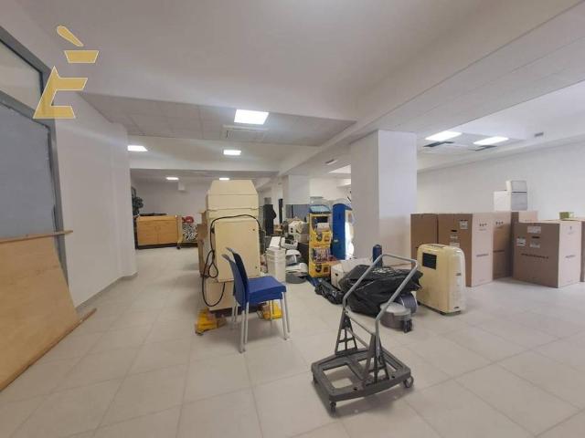 Locale Commerciale in affitto a Pettino, Tornimparte