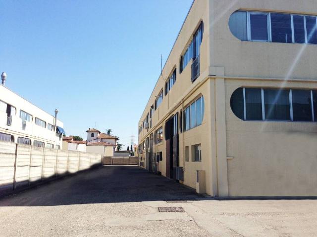 Locale Commerciale in affitto a Stagno, Lastra A Signa