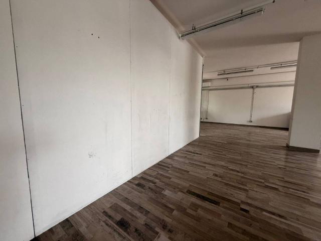Locale Commerciale in affitto a Lastra A Signa, Toscana