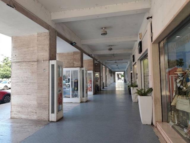 Locale Commerciale in affitto a Latina, Lazio